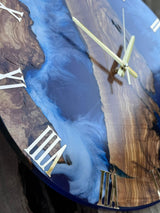 Size scale reference showing the clock diameters alongside everyday objects
